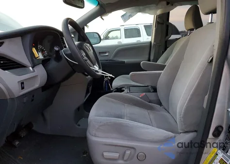 2015 Toyota Sienna Le z USA, uszkodzony, nr VIN 5TDKK3DC7FS569751